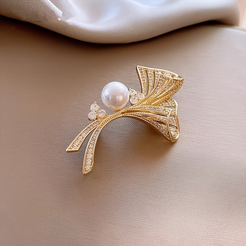 A sophisticated and luxurious brooch adorned with ginkgo leaves, emitting an elegant aura as a high-end accessory.