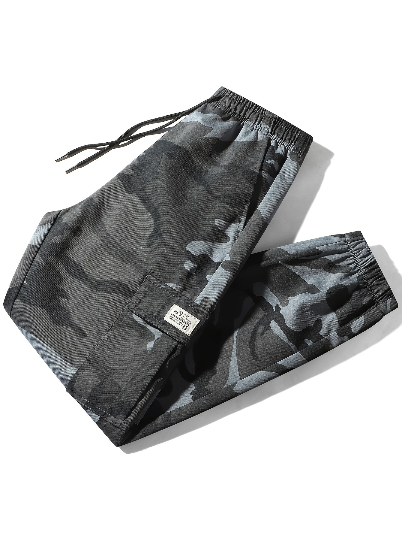 Camouflage cargo pants for men, ideal for outdoor activities in spring and autumn.