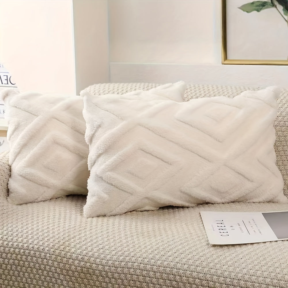 This luxurious pillowcase is made from soft imitation rabbit hair and plush cotton velvet, creating a smooth and pure white finish. Perfect for decorating your living room, bedroom, or sofa, this pillowcase does not include the pillow core.