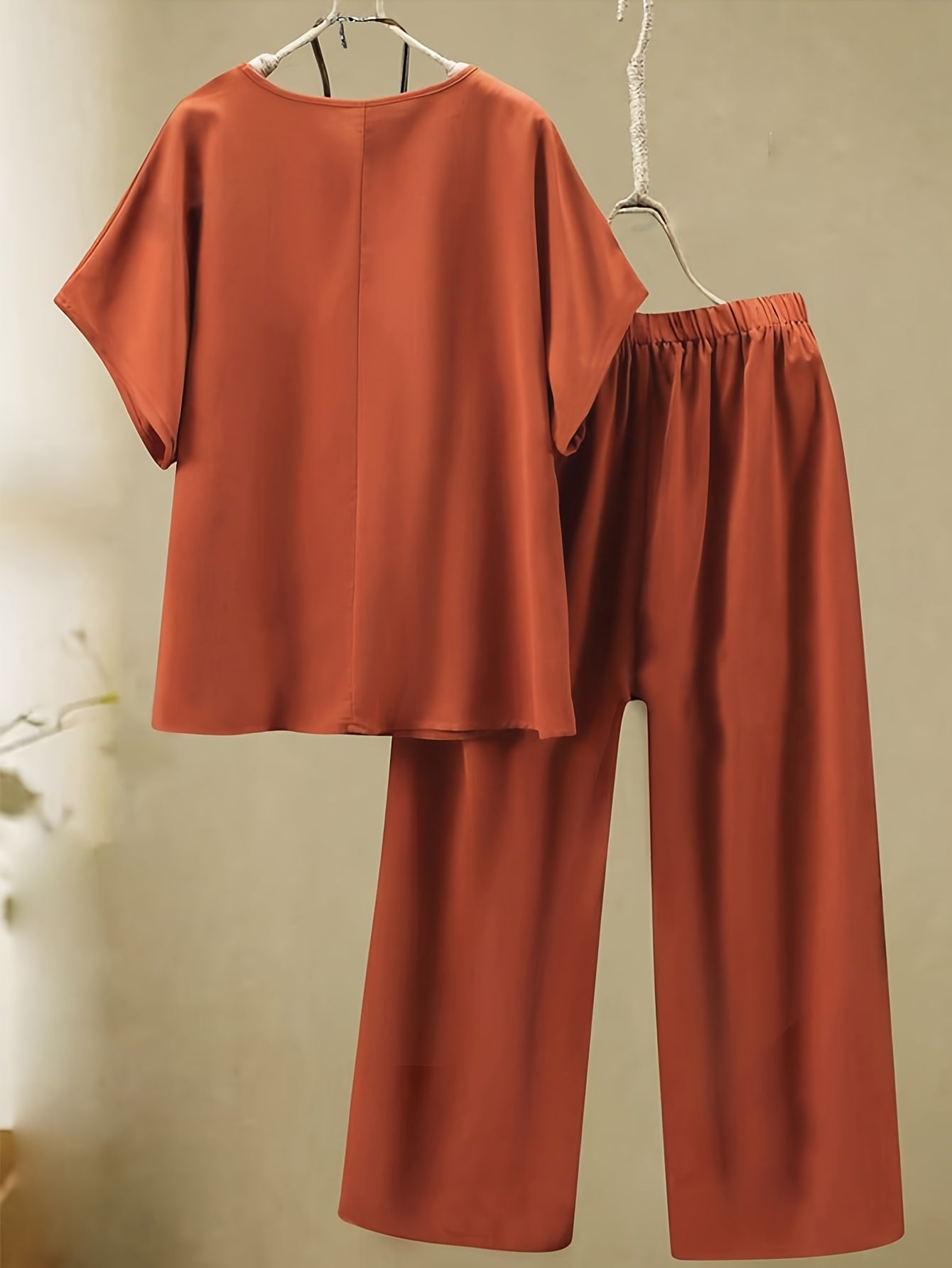 New plus-size vacation set includes round-neck short-sleeve top and long pants made from soft, sturdy fabric, perfect for women.