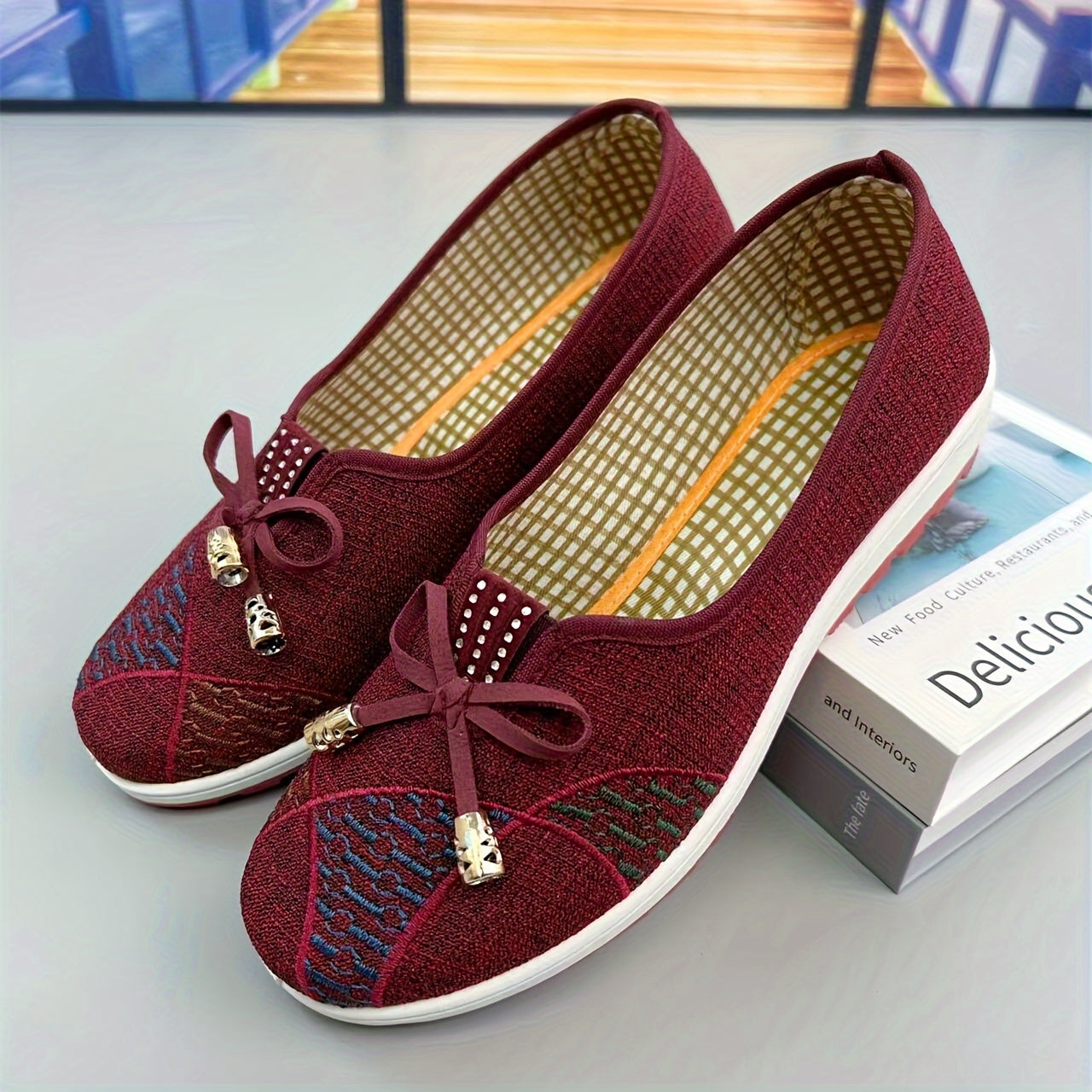 Casual shoes for middle-aged and elderly women, with a soft sole, shallow mouth, national style, flat bottom, and comfortable design.