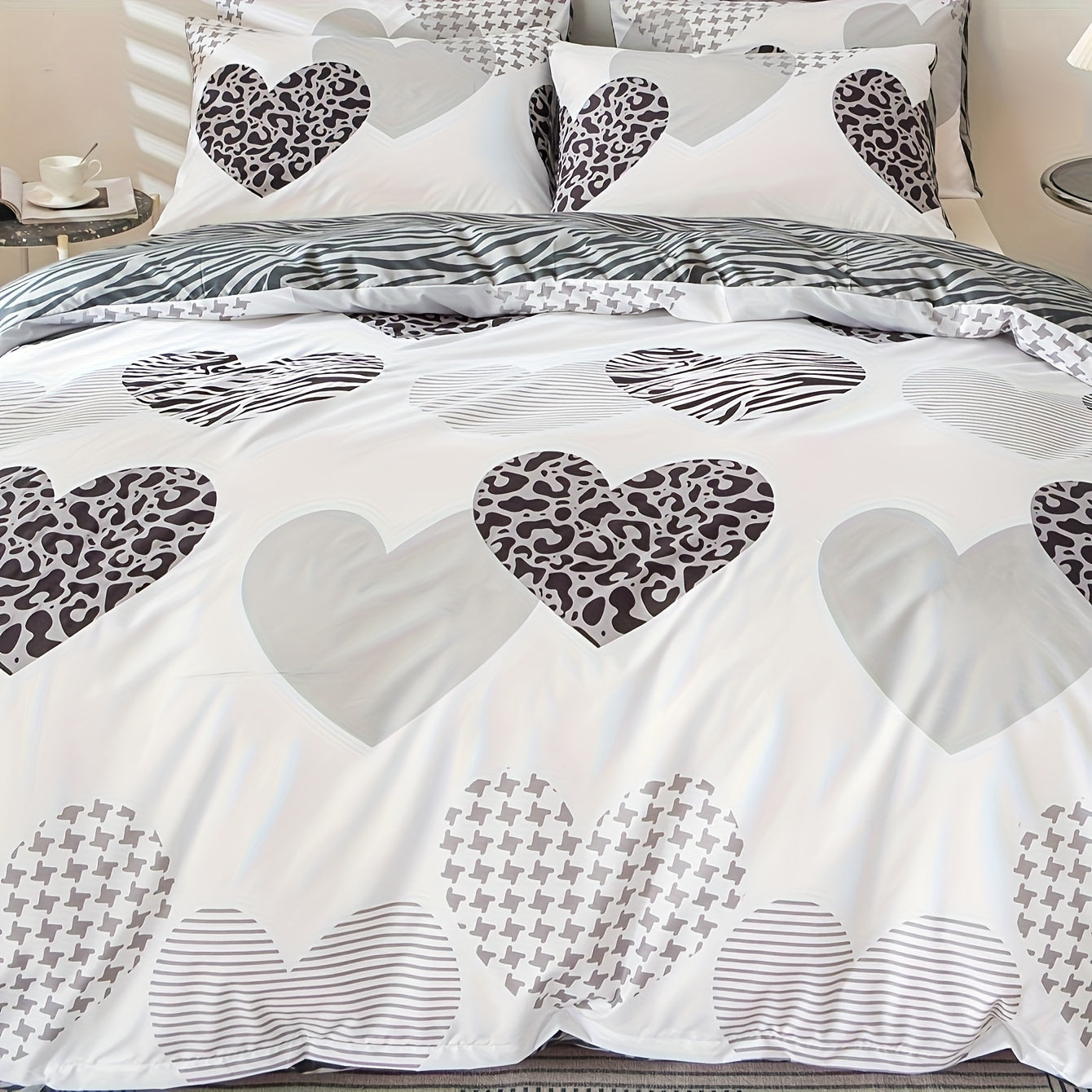 3-piece Duvet Cover Set with Fashionable Love Leopard Print, Includes 1 Duvet Cover and 2 Pillowcases (Core not included). Soft and Comfortable Bedding Set for Bedroom or Guest Room.