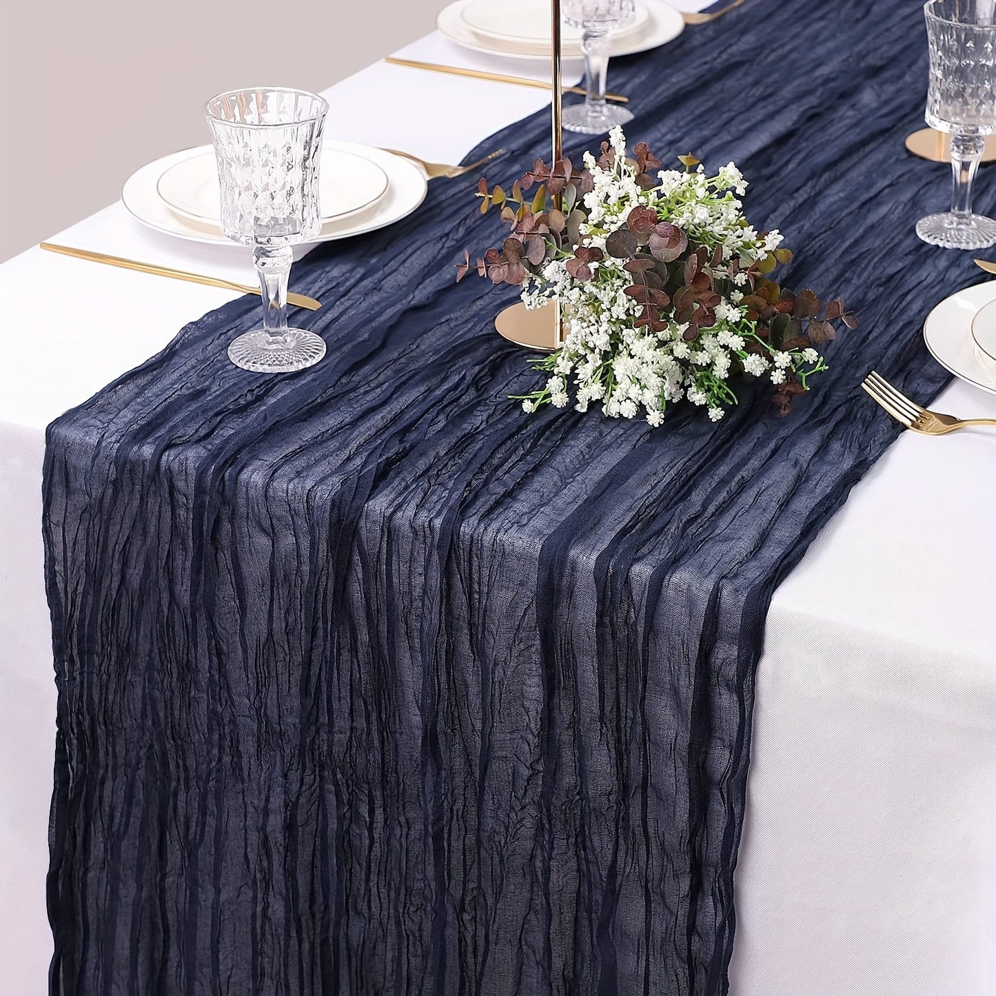 Polyester table runner for weddings and parties, with a romantic design. Made of 100% polyester fabric.