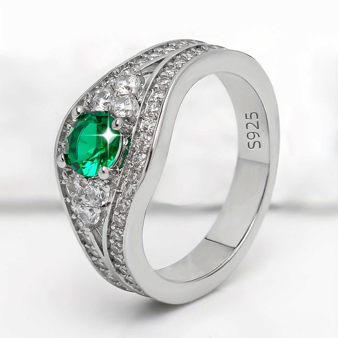 1 Gorgeous 925 Silver Ring with 18k Gold Plating and Green Zirconia, Perfect for Women's Birthday Banquet. Ideal as a Gift for Anniversaries, Graduations, and Special Ceremonies. Comes in a Delicate Gift Box.