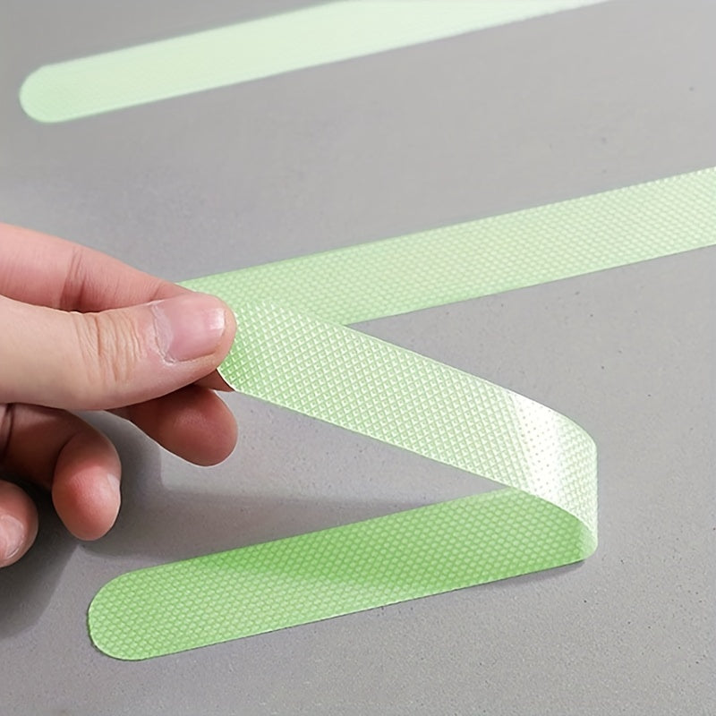 Six pieces of glow-in-the-dark waterproof and non-slip stickers with self-adhesive backing. These strips are perfect for ground steps and stairs, as well as bathroom bathtubs. They provide fluorescent anti-slip protection for added safety.