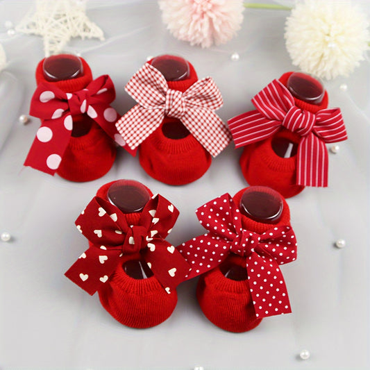 New red baby socks with non-slip dots for infants aged 0-1. Made of polyester blend knit fabric, hand wash only.