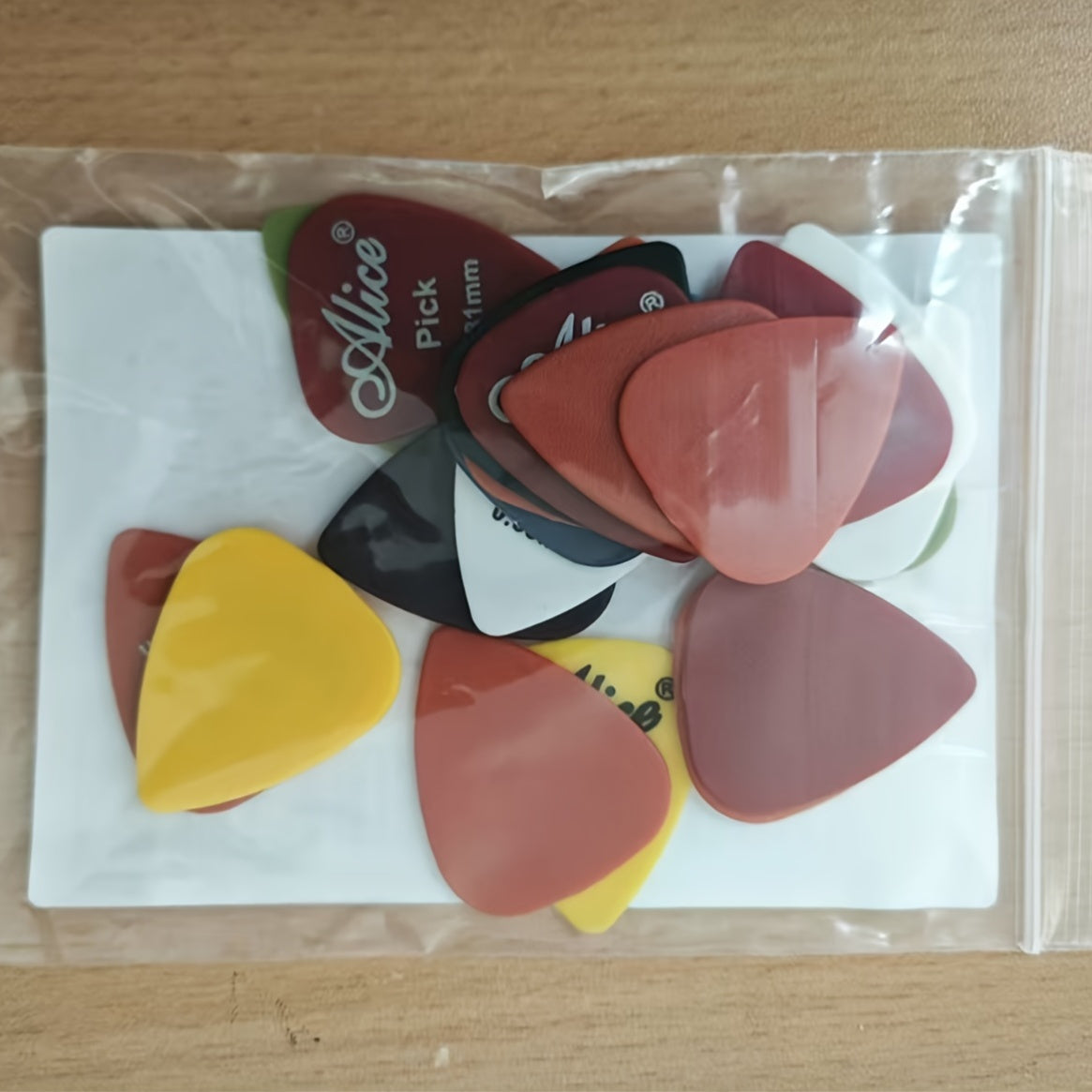 Alice Guitar Pick Set: 20pcs with various colors and thickness ranging from 0.58 to 1.5mm. Suitable for acoustic, electric, and bass guitars.