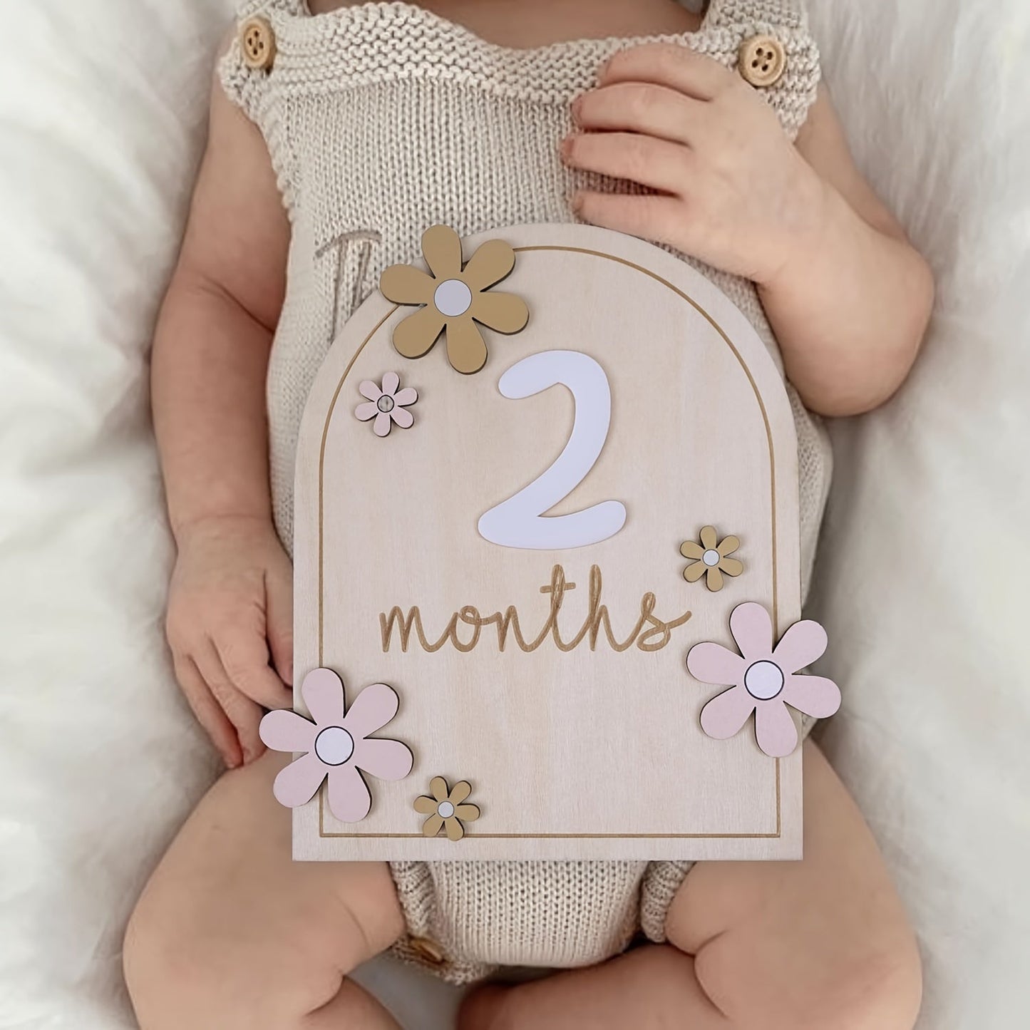 Wooden milestone cards set: track your baby's growth with monthly milestone discs featuring a floral AA design. Perfect for photo props and announcing your little one's first year. Includes discs for each month from 1 to 12.