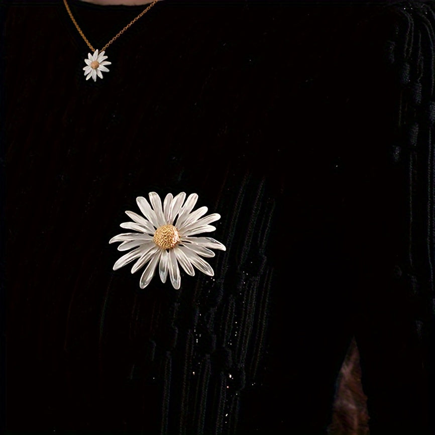 Small daisy brooch in elegant retro style, perfect for upscale luxury looks. This anti-glare pin adds a new aura of sophistication to any suit ensemble.