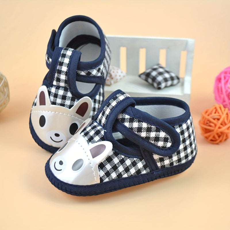 Baby boys' cute cartoon sneakers, lightweight and breathable with non-slip soles for indoor and outdoor walks in spring and autumn.