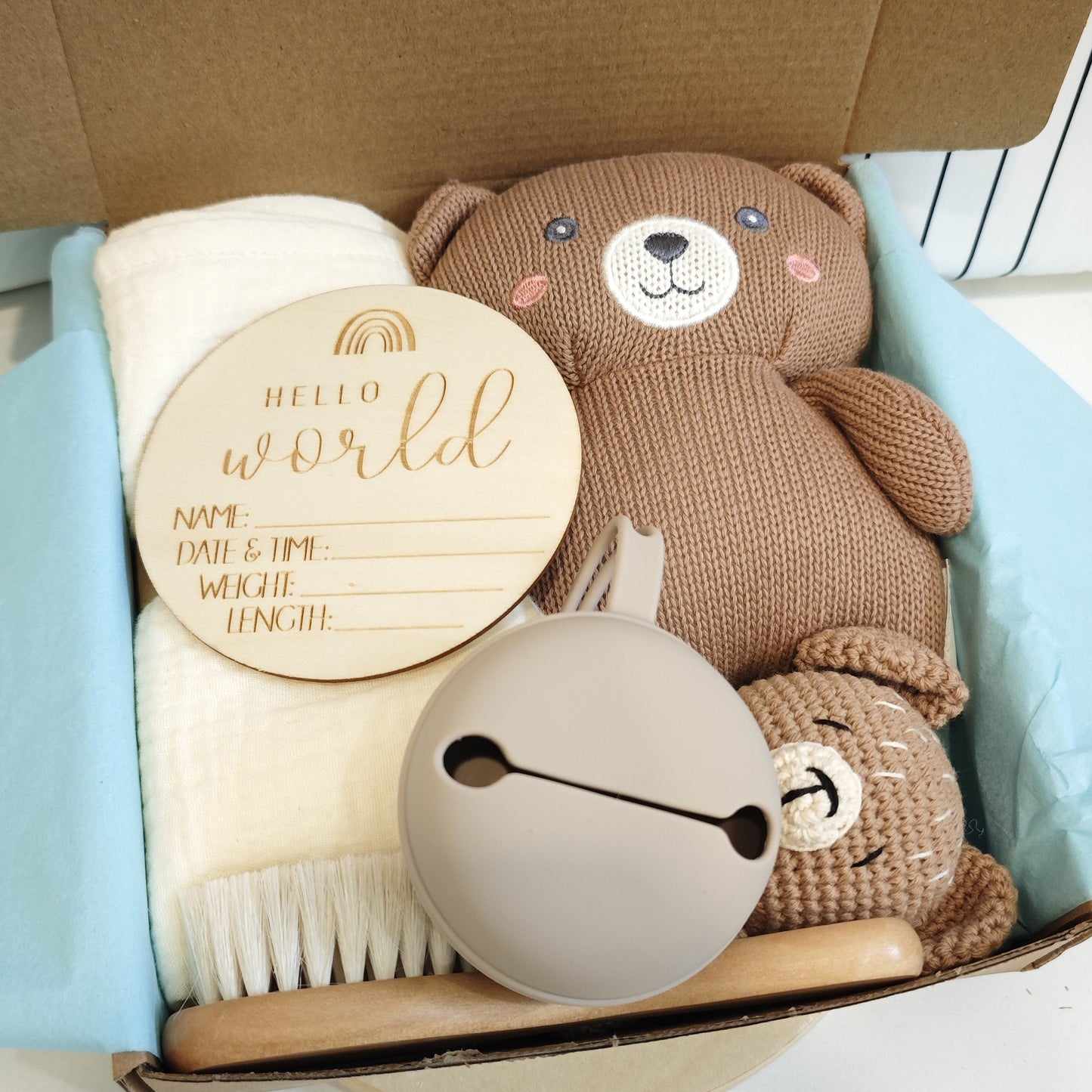 MOVEBO has designed a thoughtful Newborn Baby Gift Set, perfect for welcoming a new little one. Included in this set is a cozy blanket, a cute rattle, a soothing teether, a gentle hair brush, all packaged in an adorable Keepsake Basket. This set is