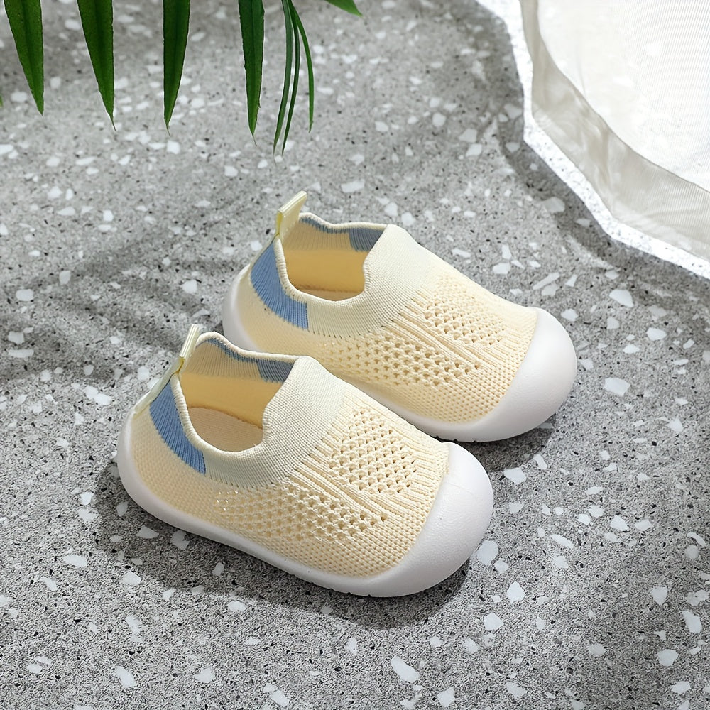 Soft infant walking shoes for toddlers made with knitted fabric.