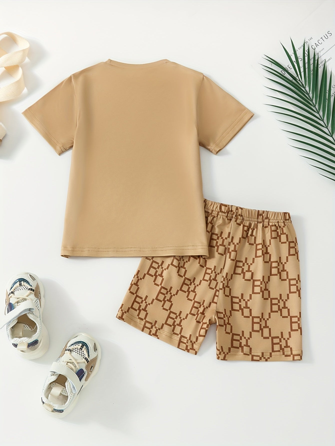 Boys' summer fashion outfit set: beige t-shirt with leopard print chest bag & shorts, casual polyester blend, machine washable. Stylish knit texture, perfect for outdoor wear.