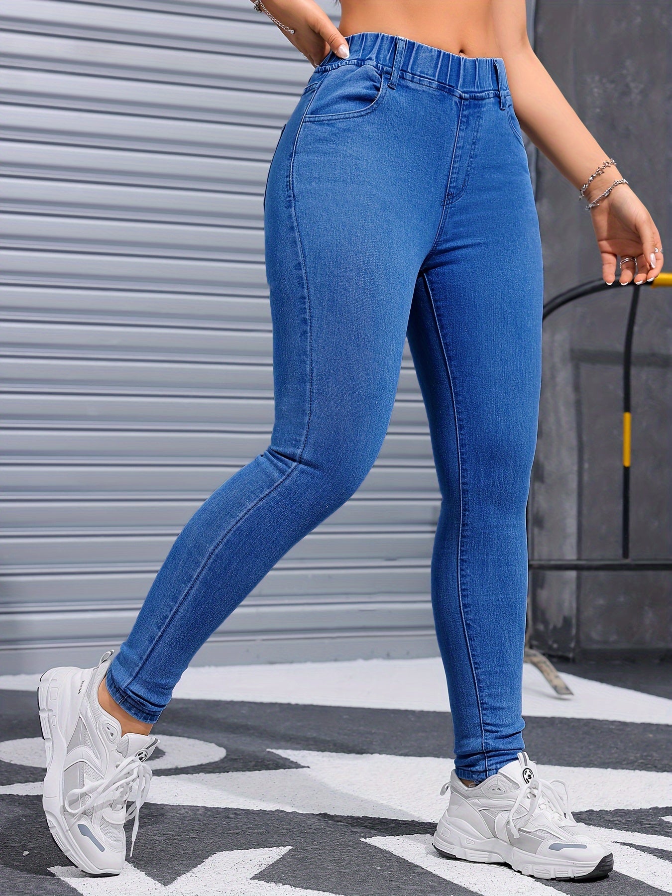 Stretchy skinny jeans for women, versatile for all seasons, in solid washed denim with polyester and elastane.