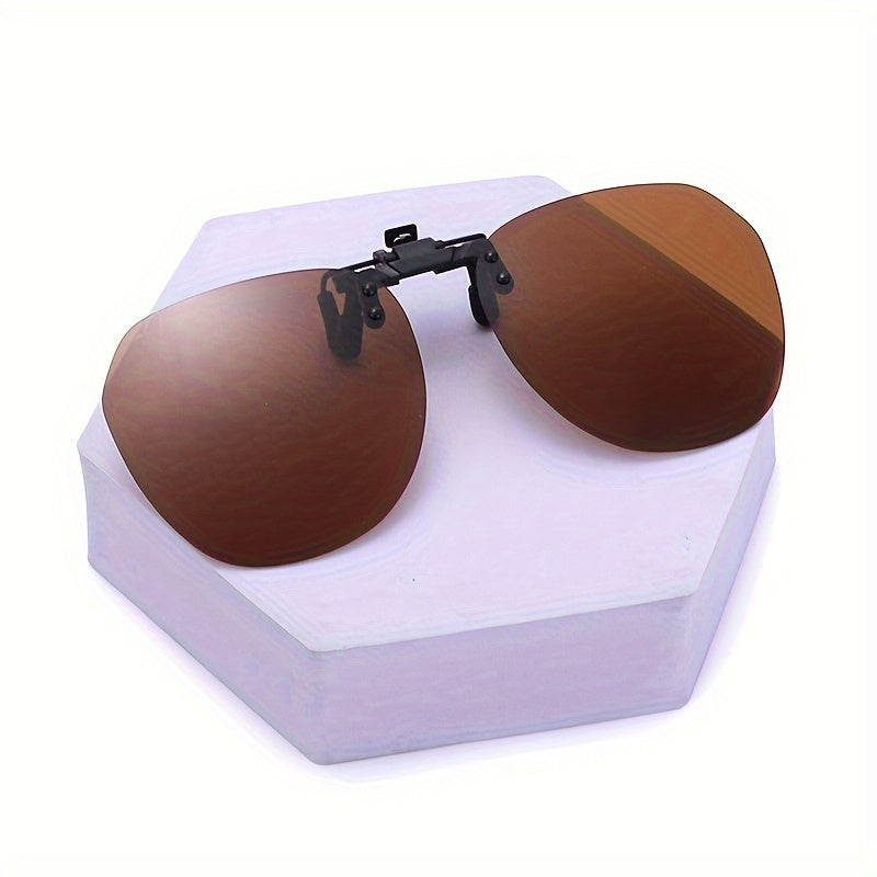 Adjustable unisex driving sunglasses clips that can be flipped up for ultra-light driving, providing protection against ultraviolet rays and harmful rays.