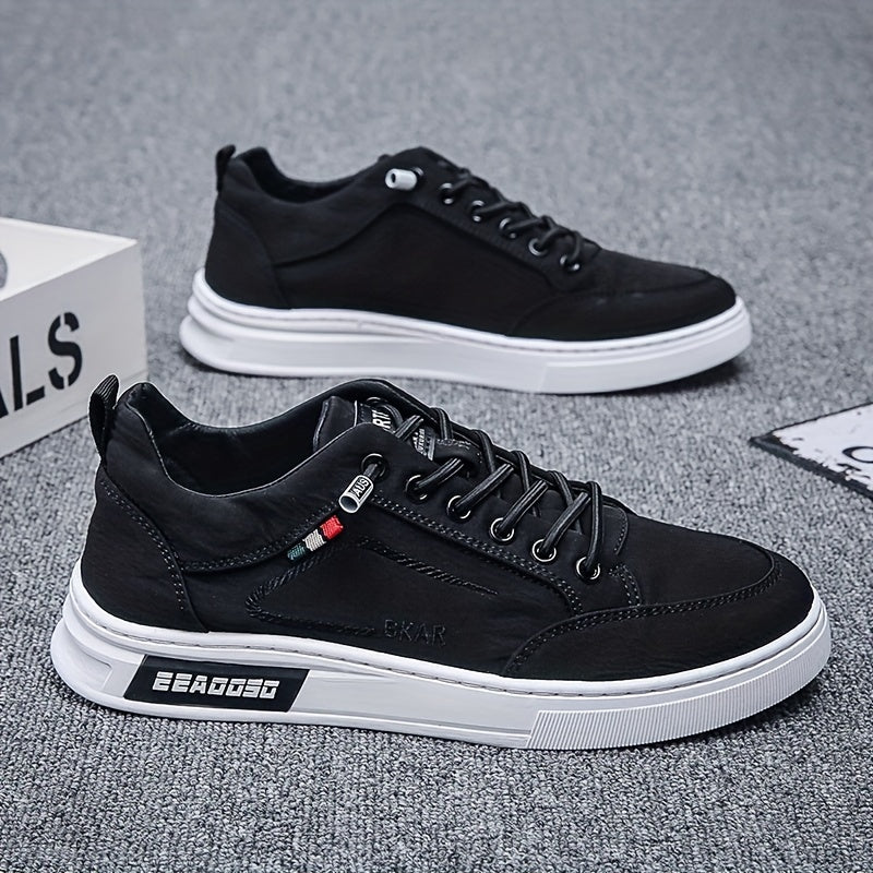 Stylish low top skate shoes with elastic laces for men, perfect for outdoor activities.