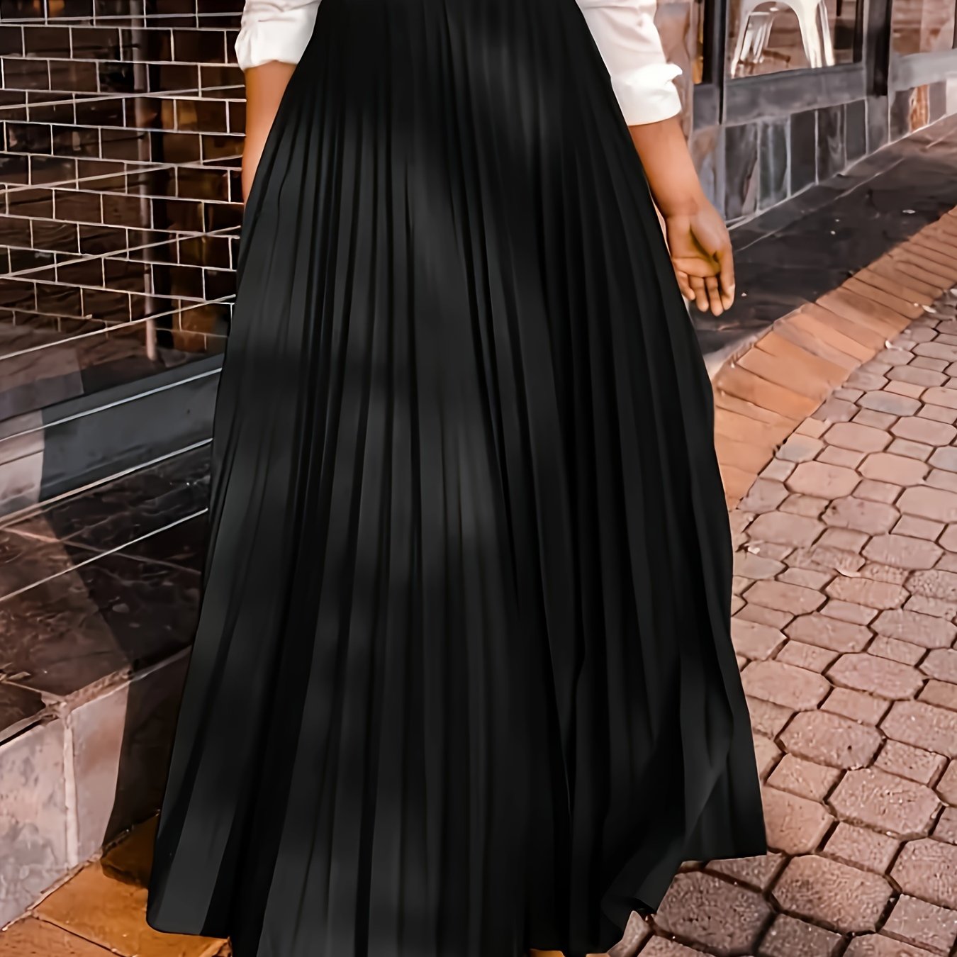 Elegant elastic waist maxi skirt in solid color for plus size women.