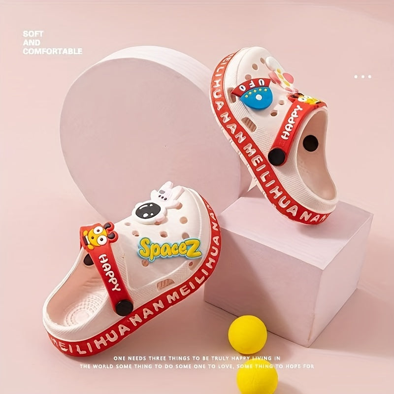 Breathable clog sandals for kids with cute cartoon decorations, quick-drying and non-slip for indoor/outdoor use in all conditions.