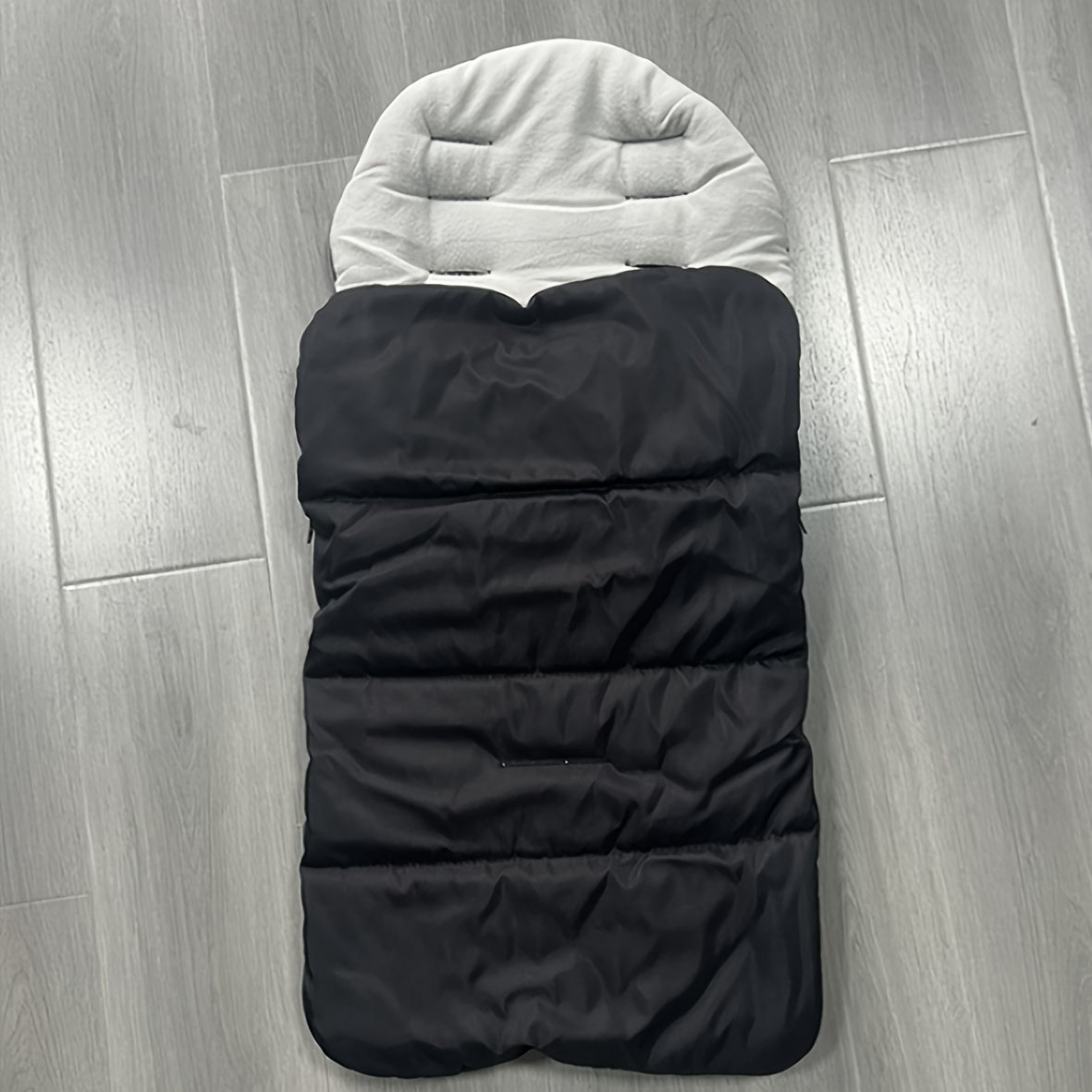 Foot cover for babies to keep them warm and protected from the wind in autumn and winter, also suitable for use on baby umbrella strollers. Features a thick, cushioned design that is universal and perfect for children. Makes a great gift for Christmas