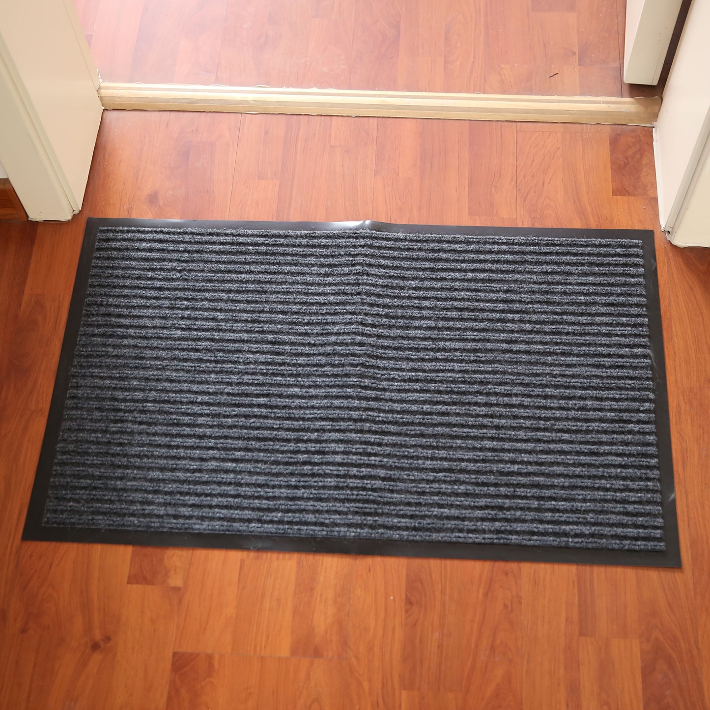 Get the 1 piece Modern Geometric Waterproof Doormat designed for high traffic areas. This indoor/outdoor entrance mat is dirt-resistant and perfect for the living room, bedroom, bathroom, kitchen, balcony, or patio. It measures 44.96x74.93cm.