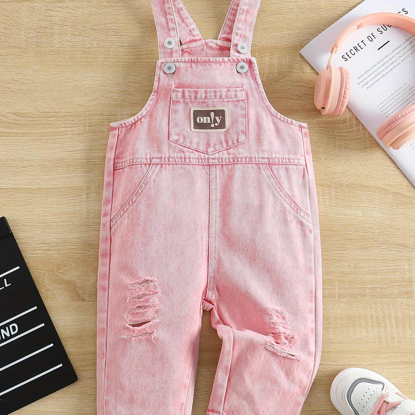 Baby girl's denim overalls with alphabet pattern, ripped detail, regular fit, made of cotton blend - perfect for spring/fall fashion