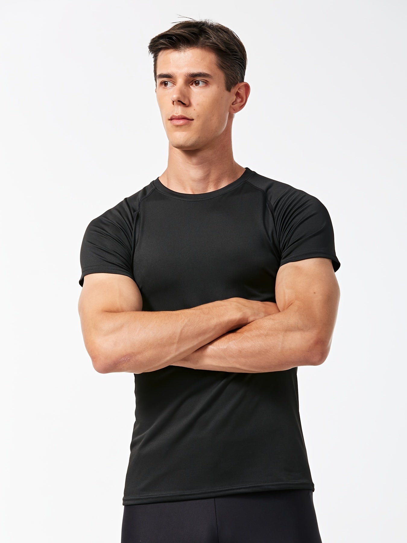 Fast-drying men's top for outdoor training - stretchy and breathable.