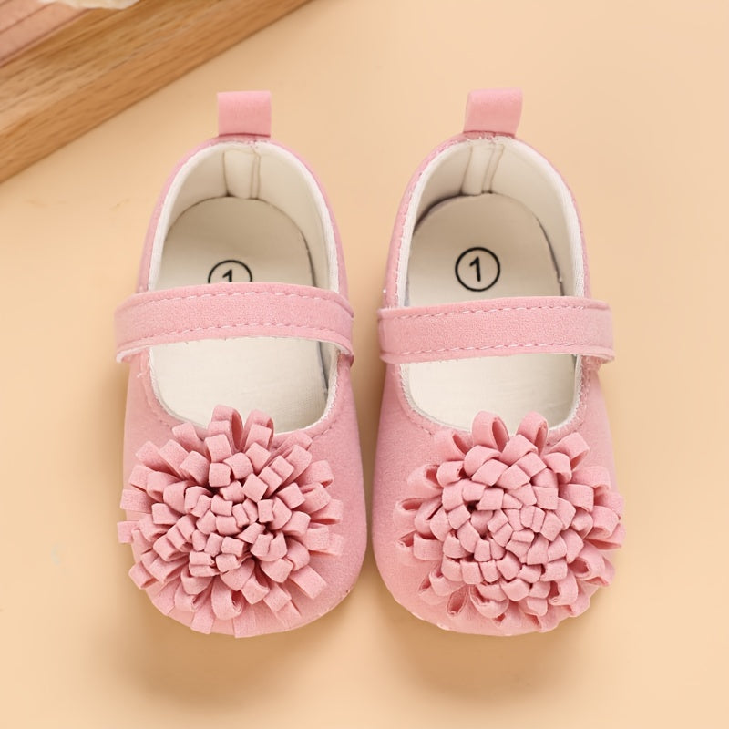 Girls' spring and autumn shoes for ages 0-1 with cute flower decorations and soft soles for comfortable first steps.