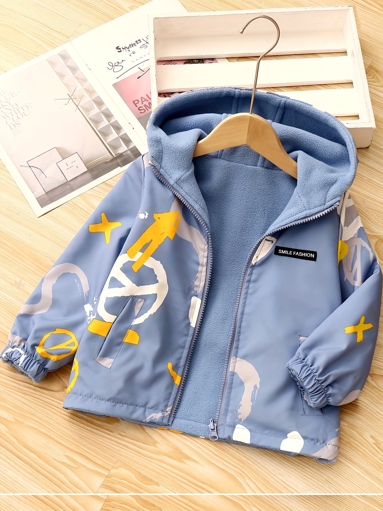 Boys' reversible jacket with fleece lining, crew neck, and pockets. Made of 100% polyester with non-stretch woven fabric and a loose fit. Features a random printed design, suitable for all