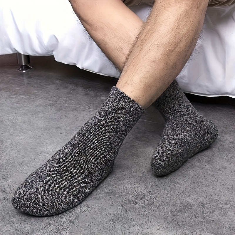 3 cozy thick winter socks for men and women in dark blue, light brown, gray, and greenish-brown. Made of soft polyester blend with ribbed cuffs. Ideal for outdoor sports, warm and sweat