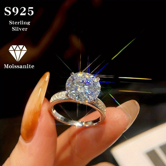 "Luxurious 5 Carat Moissanite Engagement Ring - S925 Sterling Silver bilan ishlab chiqarilgan, ajoyib Ikki Qator Dizayni va nafis Pigeon Egg Kesimi bilan. To'ylar va maxsus sovg'alar uchun ideal, BINALOVE tomonidan."