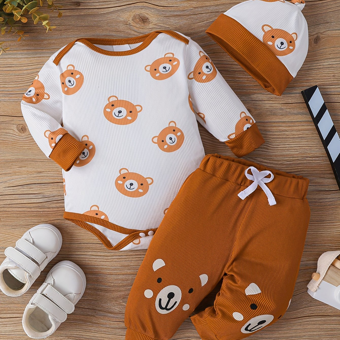 Baby's cute bear print three-piece set, includes romper, trousers, and hat. Soft and comfortable for newborns, perfect for outdoor wear.