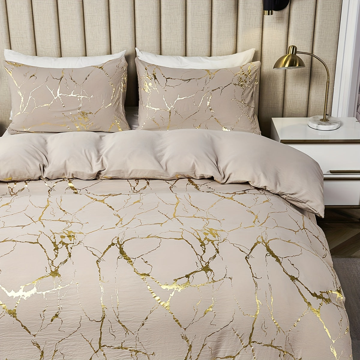 This American country style bedding set includes a duvet cover and 2 pillowcases featuring polyester marble with golden foil accents. It is available in Queen (228.6cm x 228.6cm) and King (259.08cm x 228.6cm) sizes.