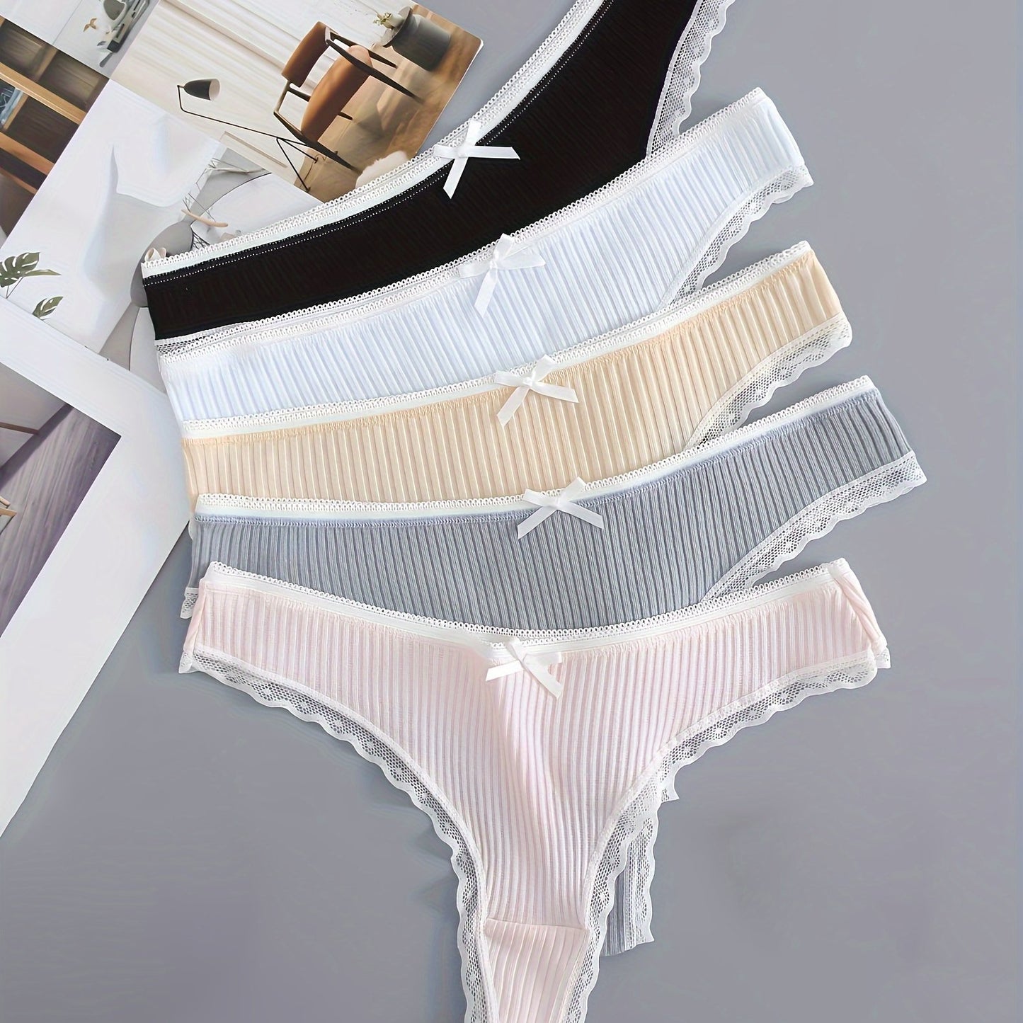 Set of 5 low waist panties with lace trim and ribbed design, perfect for everyday wear.