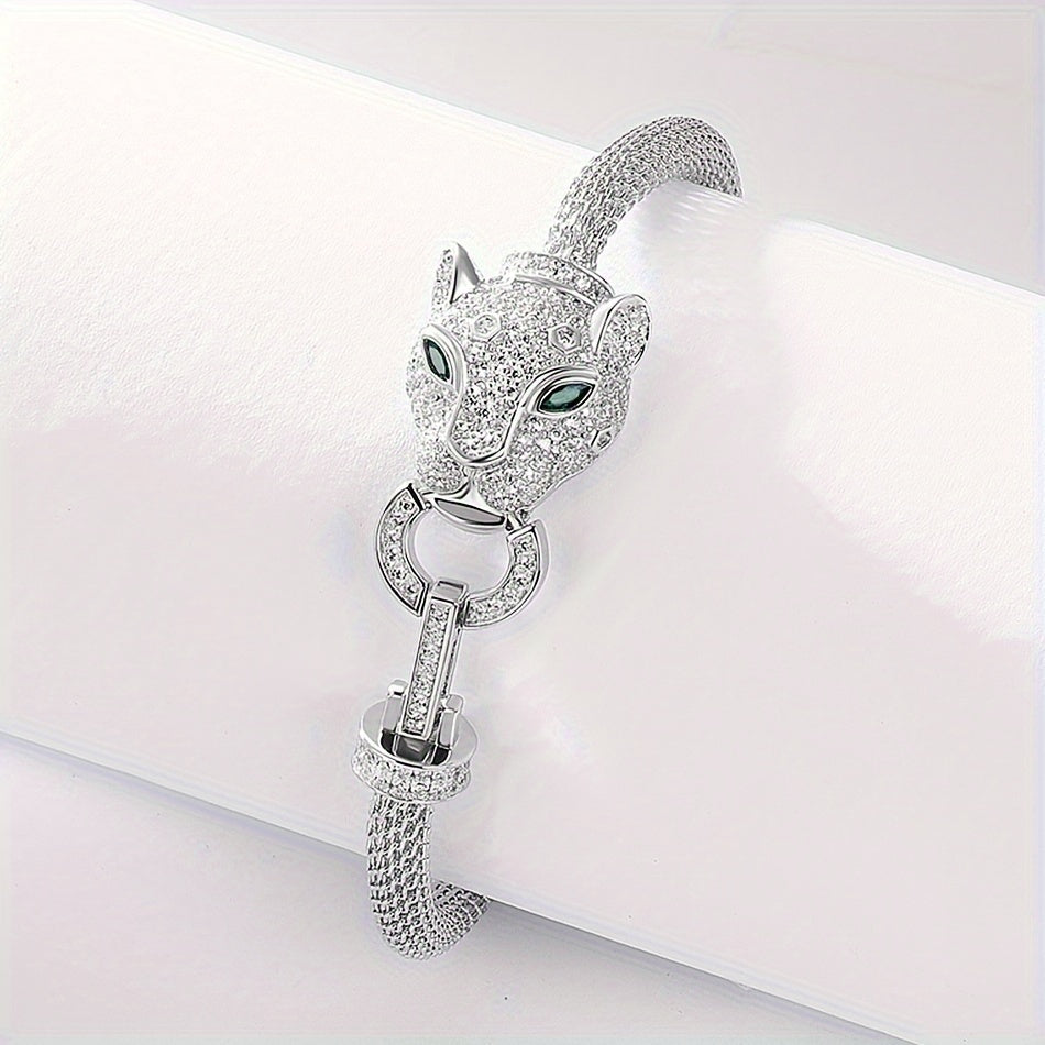 Luxurious 925 Sterling Silver Bracelet adorned with a Leopard Head Charm - Timeless Elegance, Sparkling Zirconia Detailing, Perfect Fashion Statement for Special Occasions and Gifting.