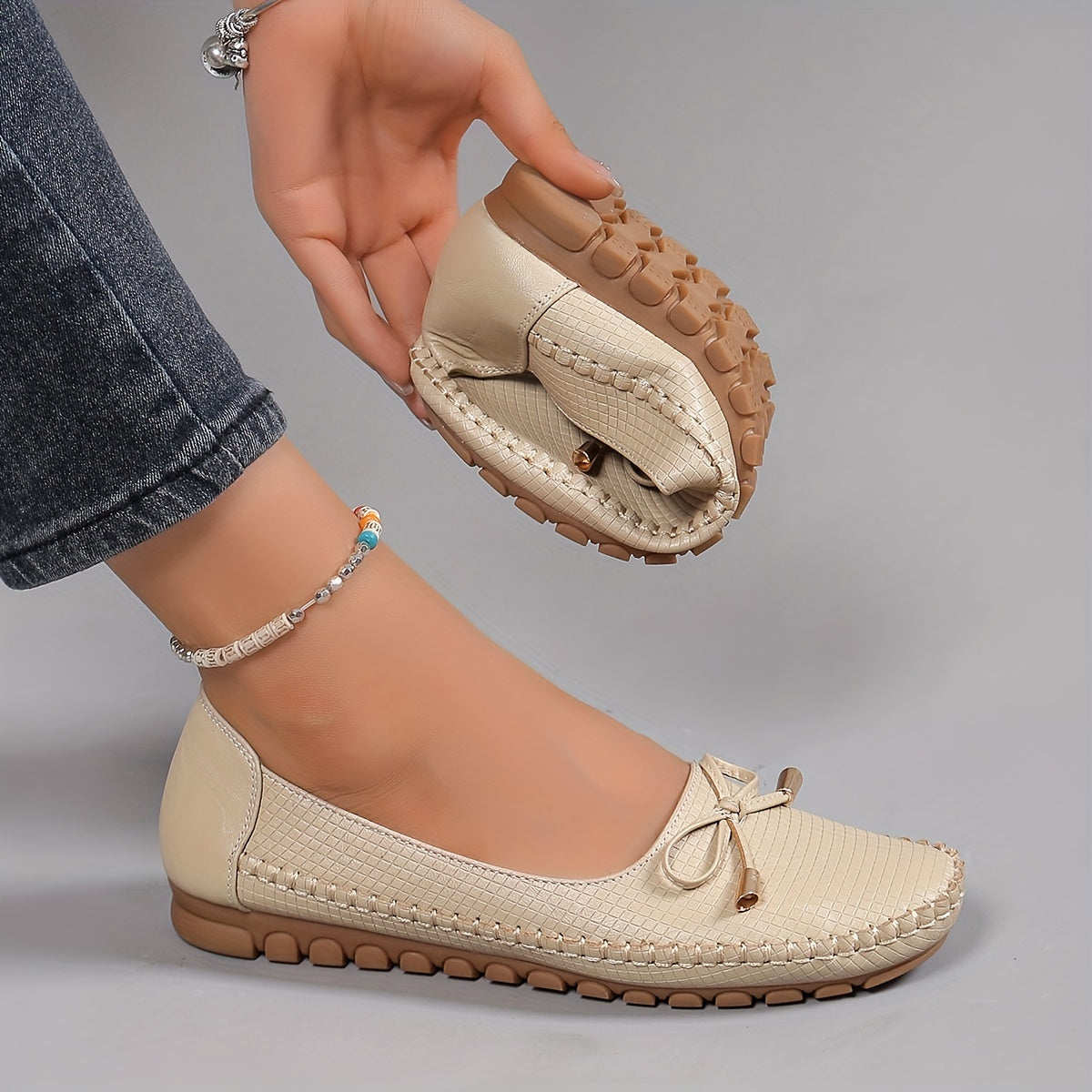 Women's bow flat shoes with solid color and soft soles, ideal for casual and comfortable everyday wear. Stylish and lightweight.