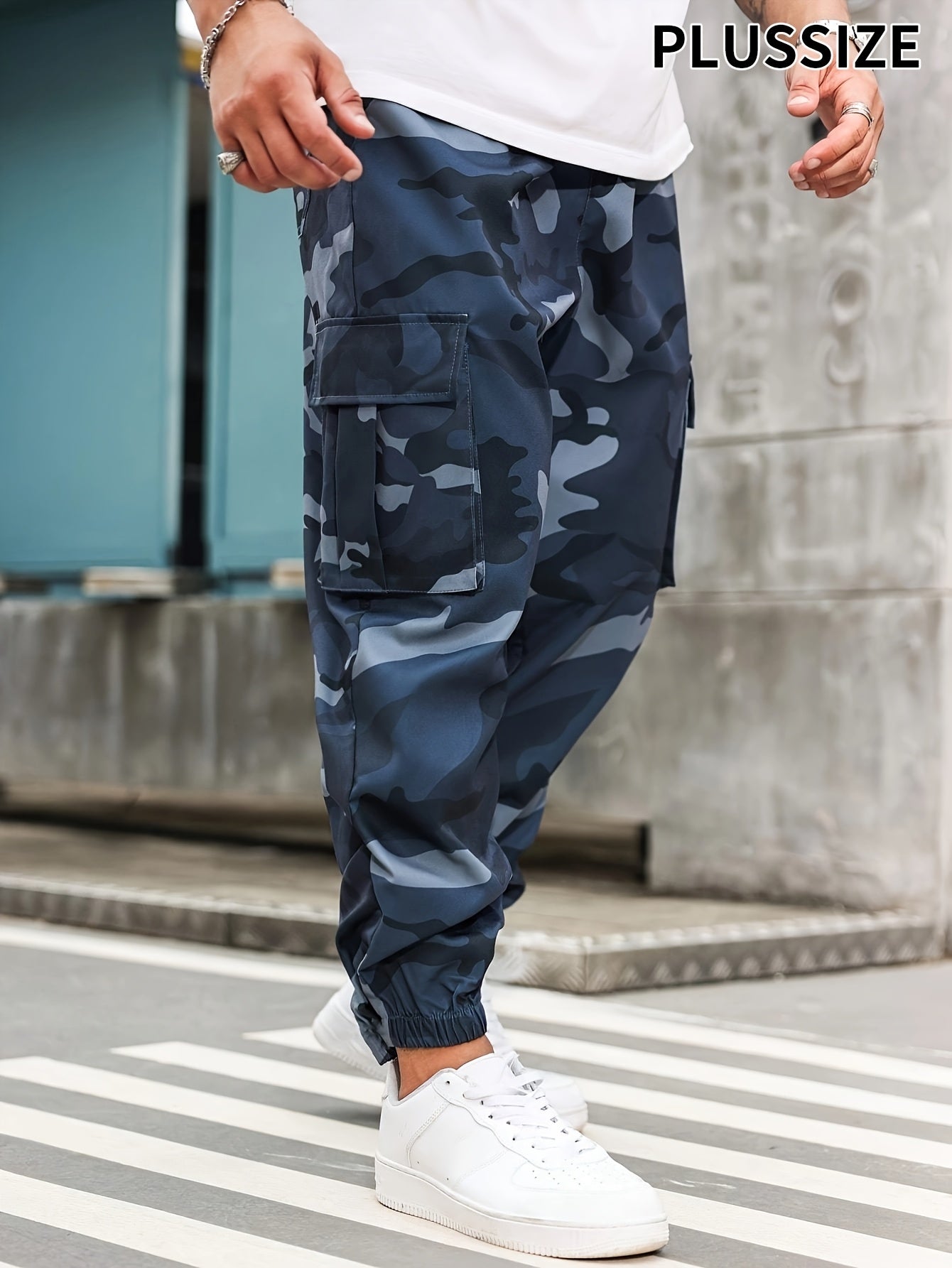 Men's camouflaged cargo pants with drawstring and multiple pockets, ideal for sports and daily wear.