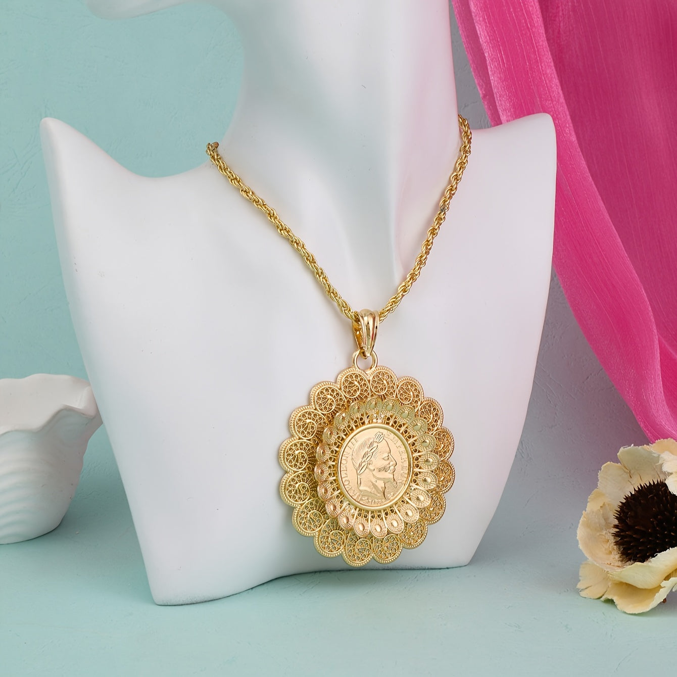 Adjustable Zinc Alloy Necklace with Round Flower Pendant in Golden Color - Stylish Neck Jewelry