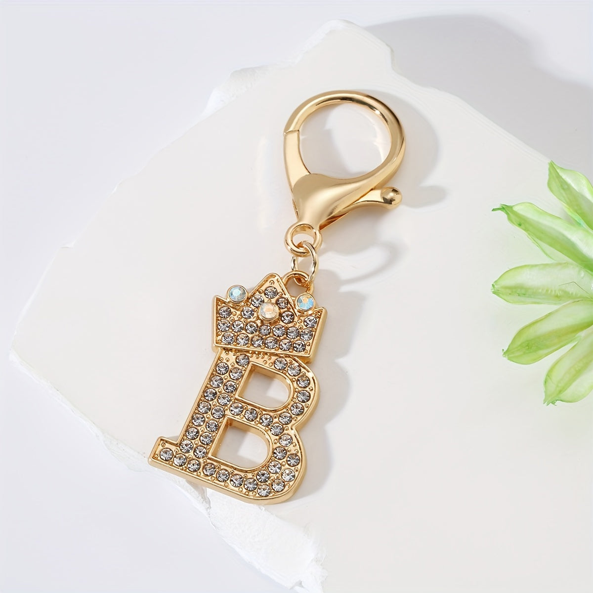 1pc Fashion Zinc Alloy Artificial Diamond Crown 26 English Letters Key Chain for Men, Bag Pendant for Friends.