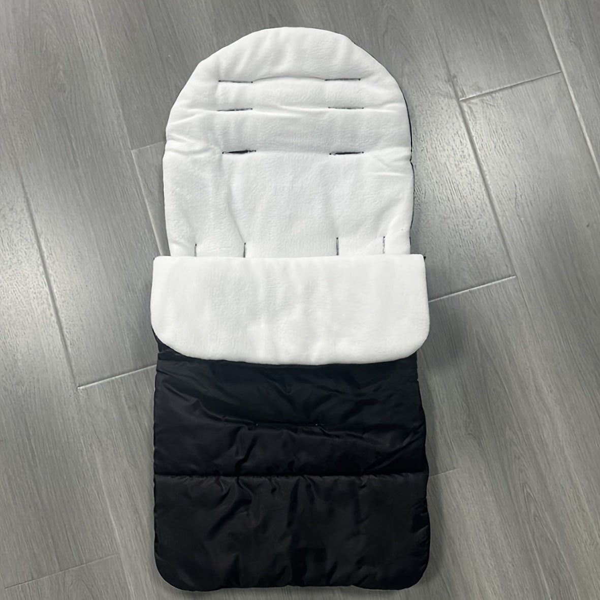 Foot cover for babies to keep them warm and protected from the wind in autumn and winter, also suitable for use on baby umbrella strollers. Features a thick, cushioned design that is universal and perfect for children. Makes a great gift for Christmas