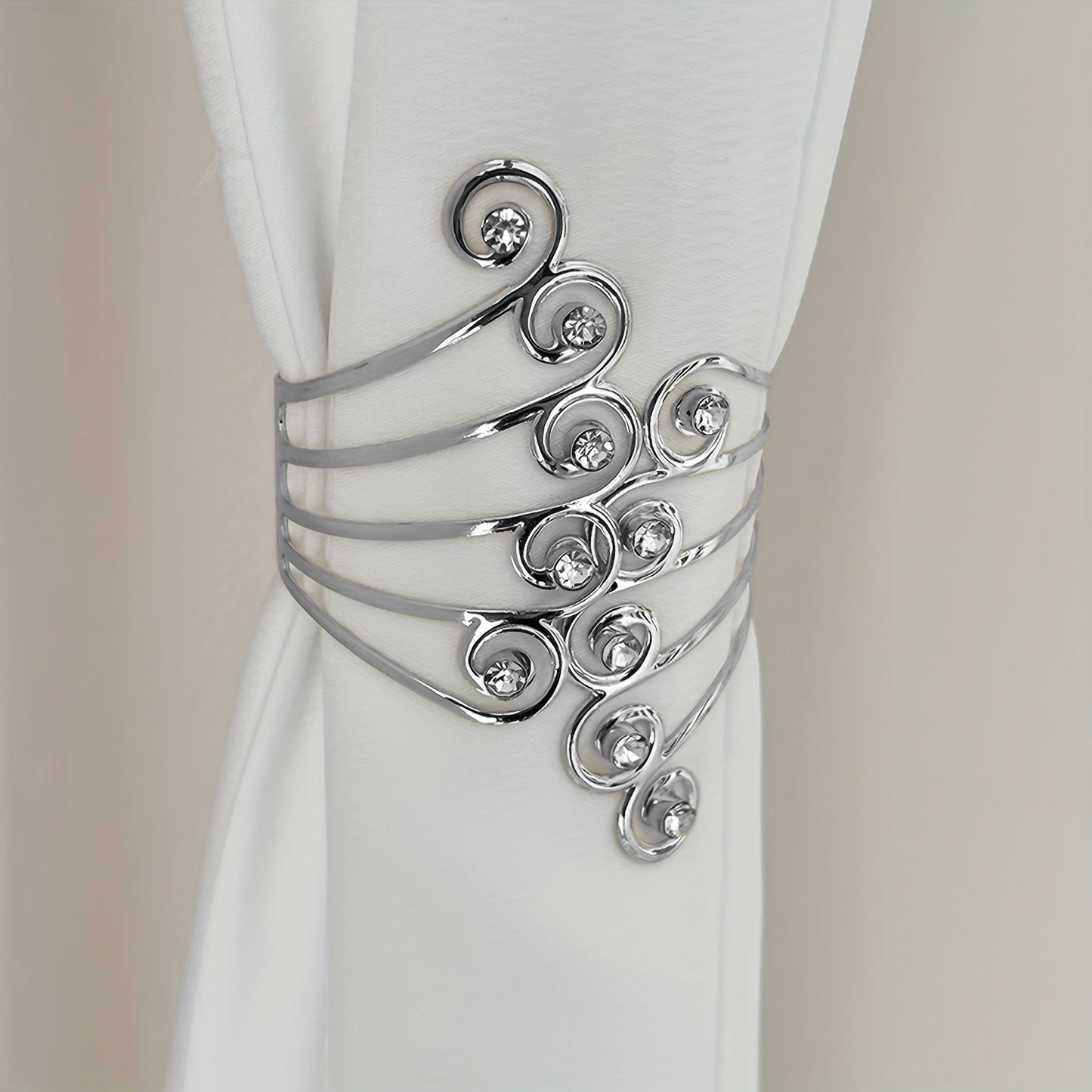 Add a touch of elegance to your home decor with these stunning Luxury Metal Gold/Silvery Creative Wings and Rhinestones Design Curtain Tiebacks. These Adjustable Skeleton Curtain Clasps are perfect for enhancing the look of your bedroom or living room