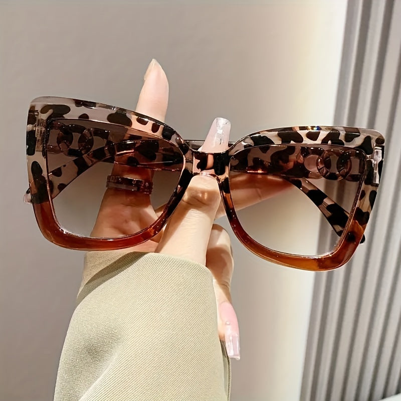 Stylish cat eye fashion glasses for women. Perfect for adventures and parties, with anti-reflective lens and durable frame. Ideal for the beach.