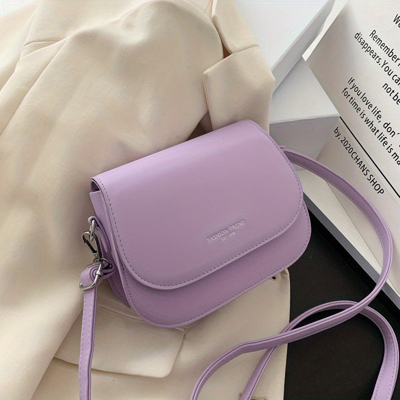 New trendy solid color crossbody bag for women, simple and fashionable shoulder saddle bag.