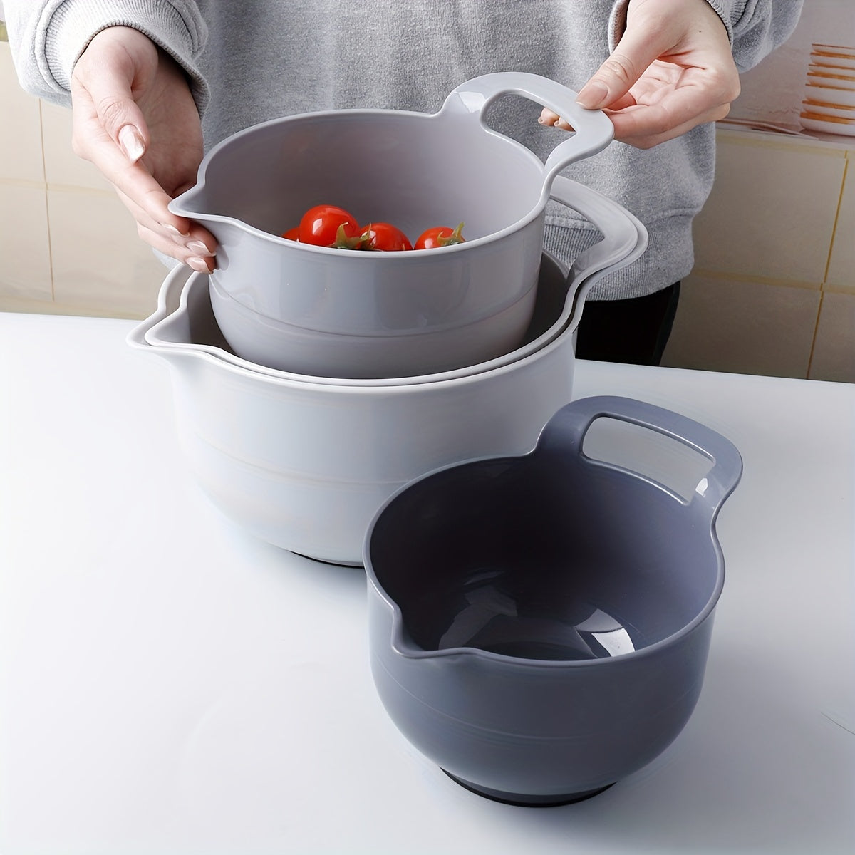 Set of 4 plastic mixing bowls with pour spouts and handles