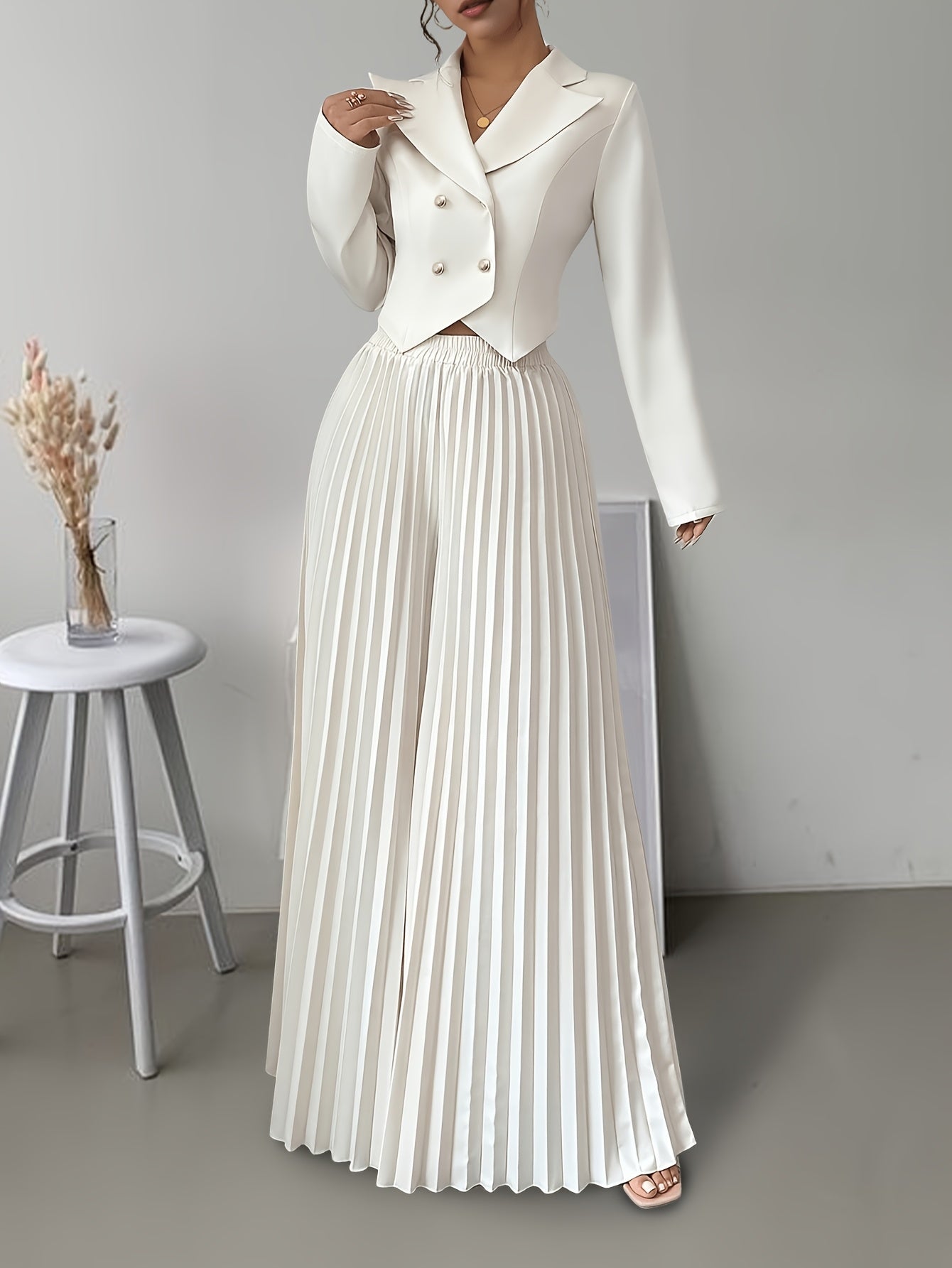 Elegant double-breasted suit set with pleated pants for fashionable commuting style.