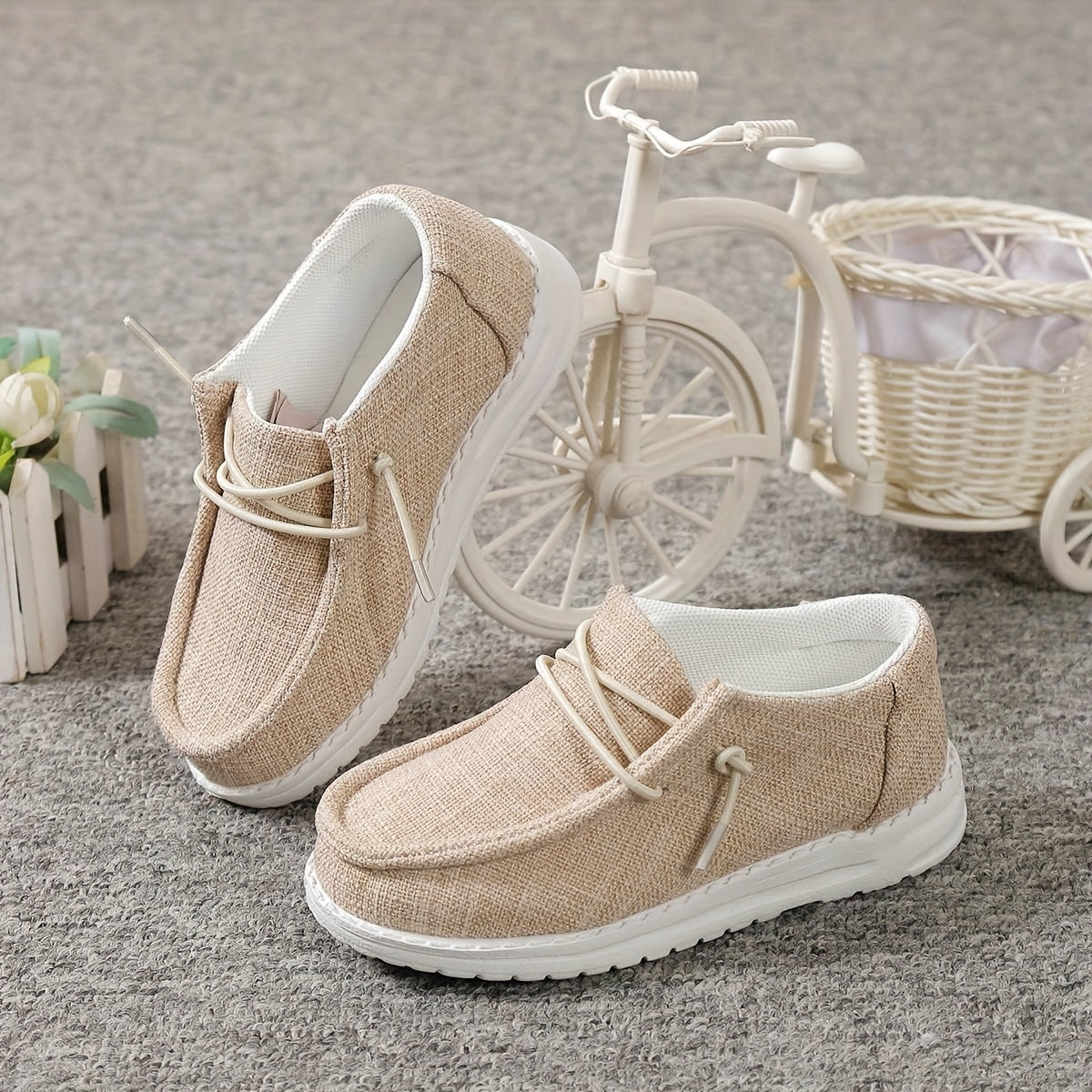 Boys' casual low top canvas shoes, lightweight and breathable for all seasons.