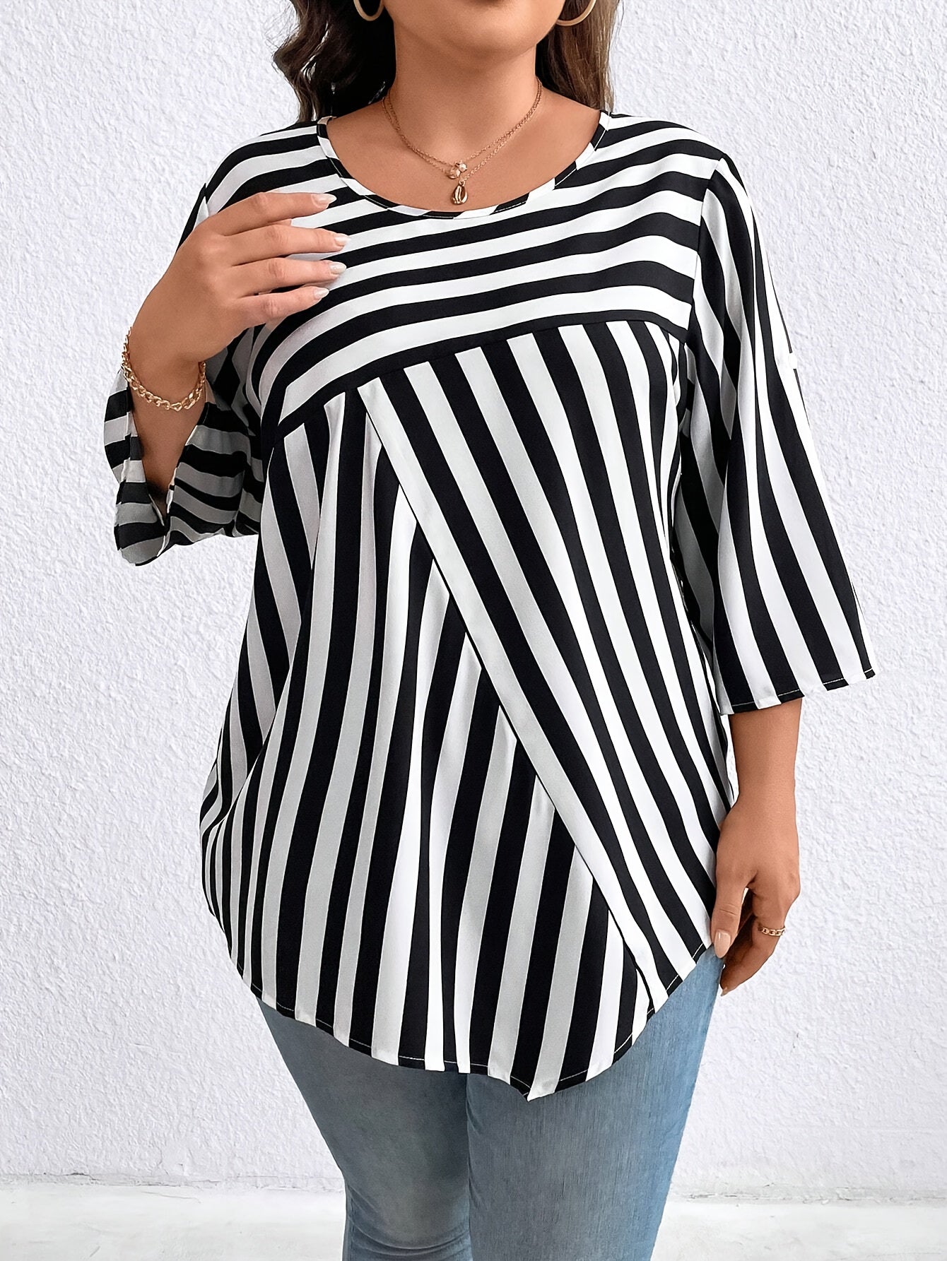 Chic plus size stripe print blouse with crew neck, made of 100% polyester. Oversized non-stretch woven shirt for all seasons.