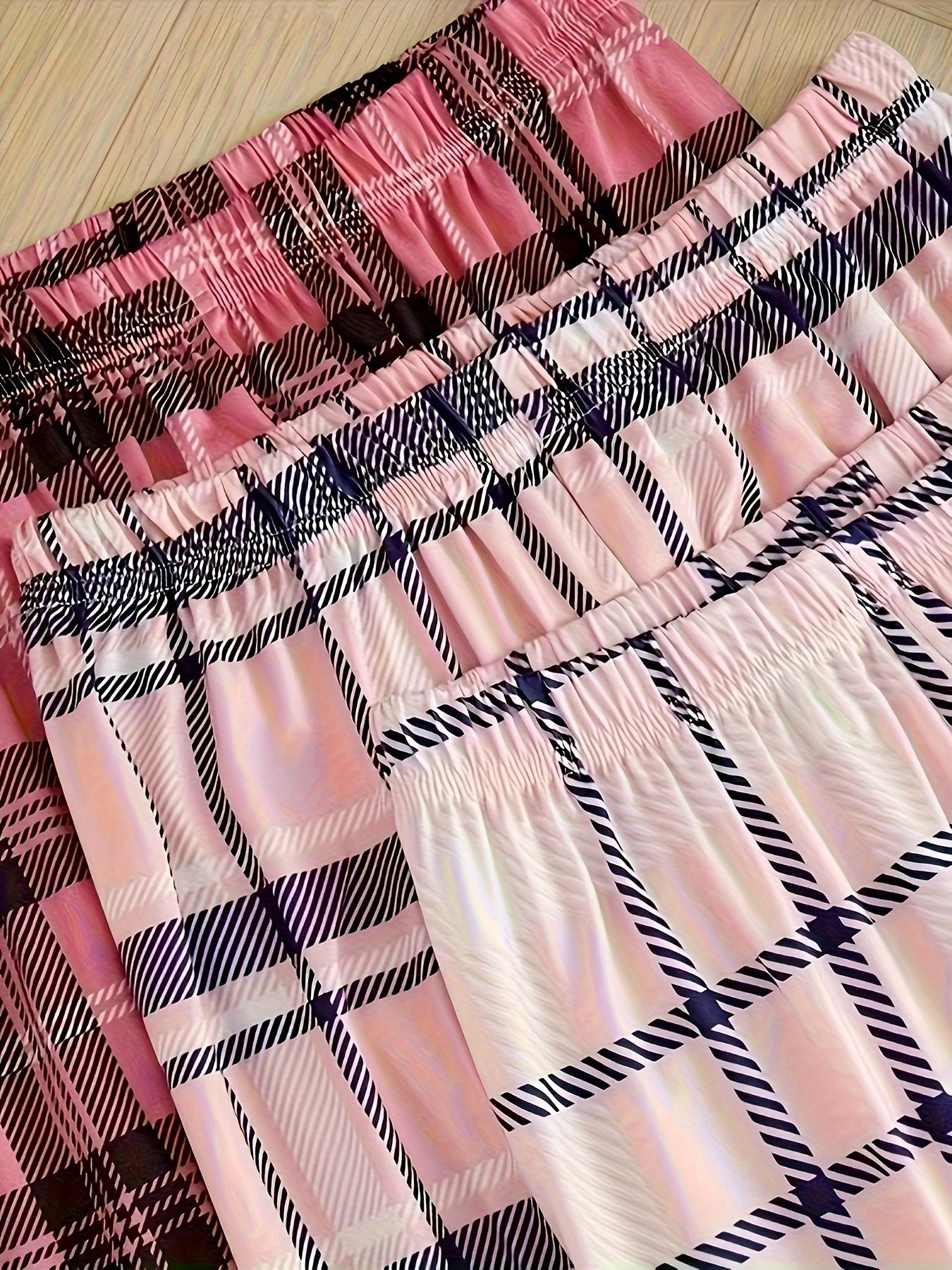 Women's plaid sleepwear pants set in pink and white checkered pattern for summer 2024. Includes elastic waistband for all-season comfort. Machine washable pajama set.