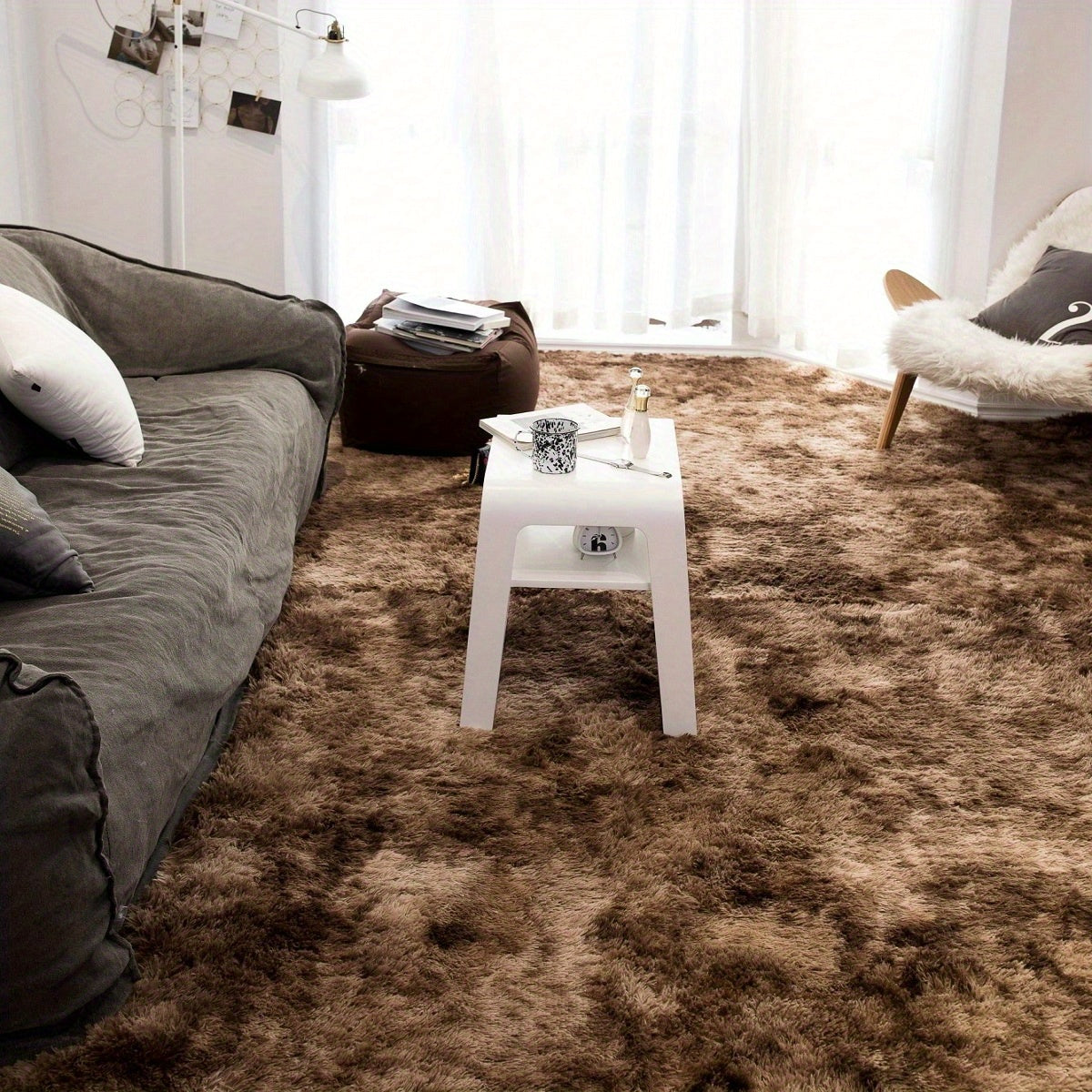 Elevate your space with our 1pc Stylish Simple Tie-dye Long Pile Carpet. This soft and comfortable rug is free of formaldehyde and any peculiar smell. It features non-shedding and non-fading qualities, making it perfect for a variety of spaces including