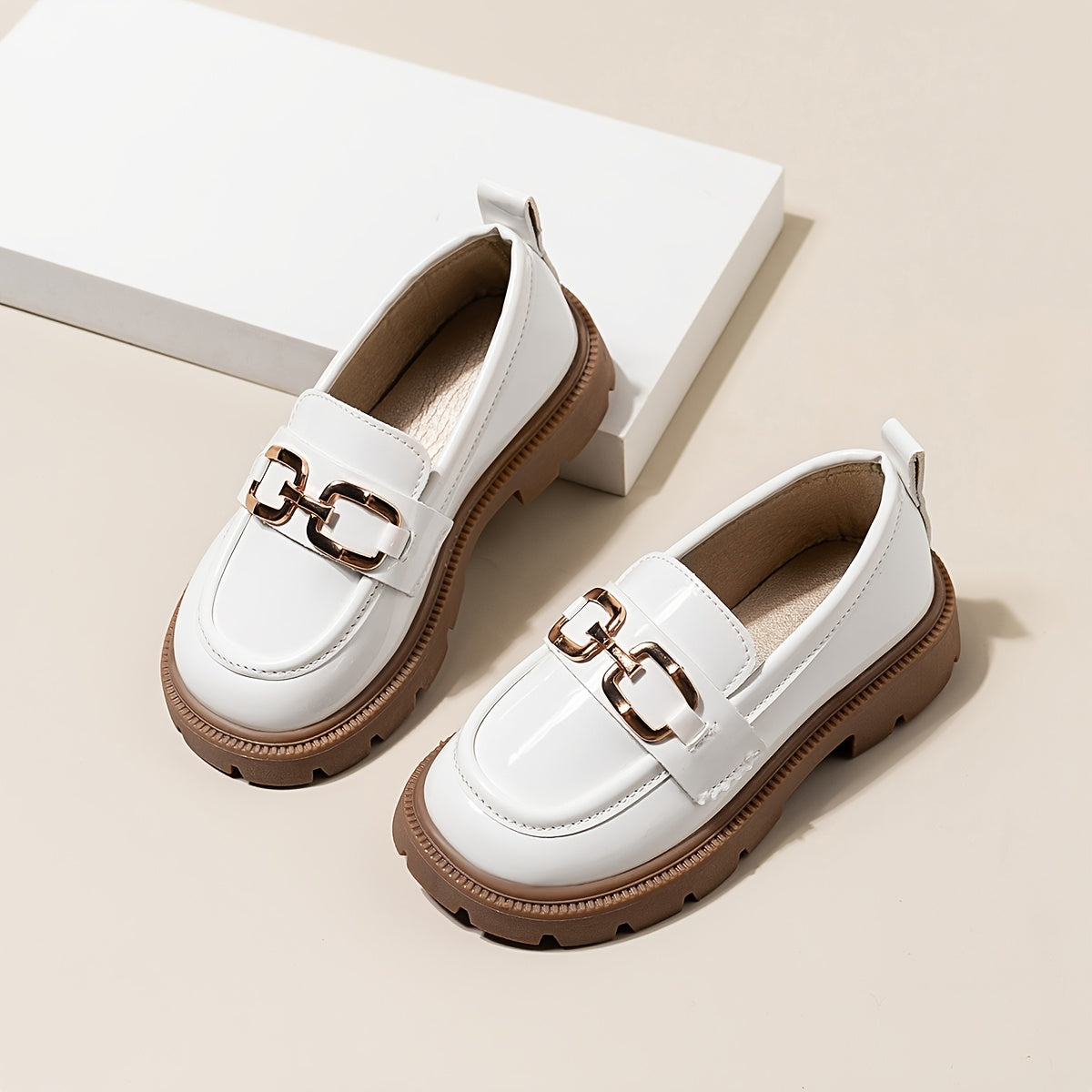 Fashionable loafers with metal buckle for kids - comfortable slip-on shoes for all seasons.