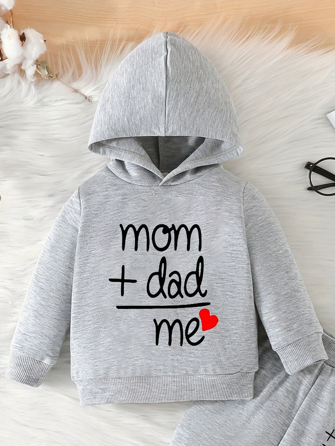 Kids' casual spring/autumn outfit with 'Love Dad Mom' letter pattern, ideal for outdoor activities.